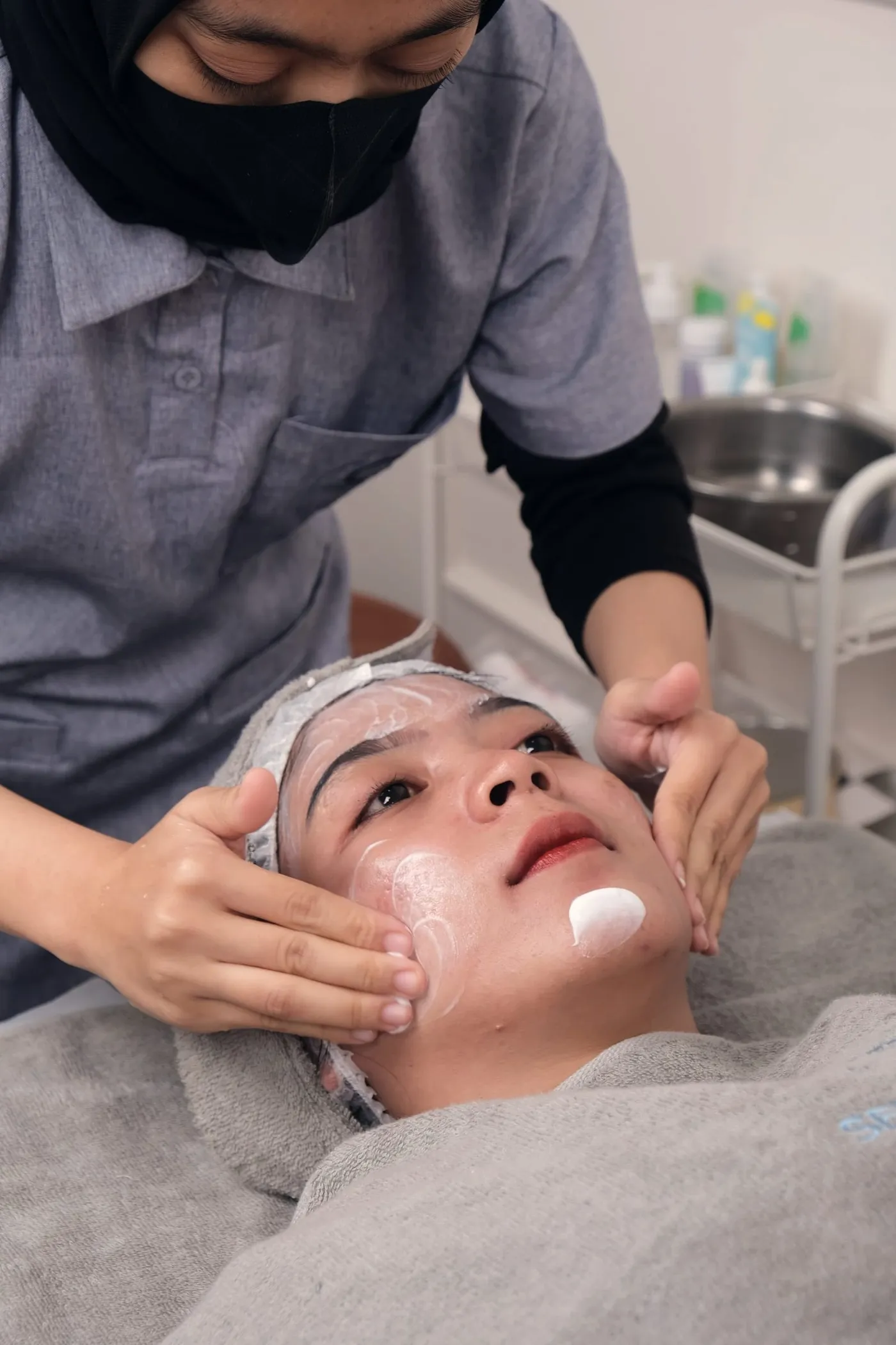 Perawatan wajah untuk kulit berjerawat oleh beautician