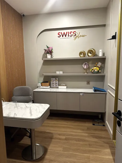 Ruang konsultasi Swiss Glow dengan meja marmer