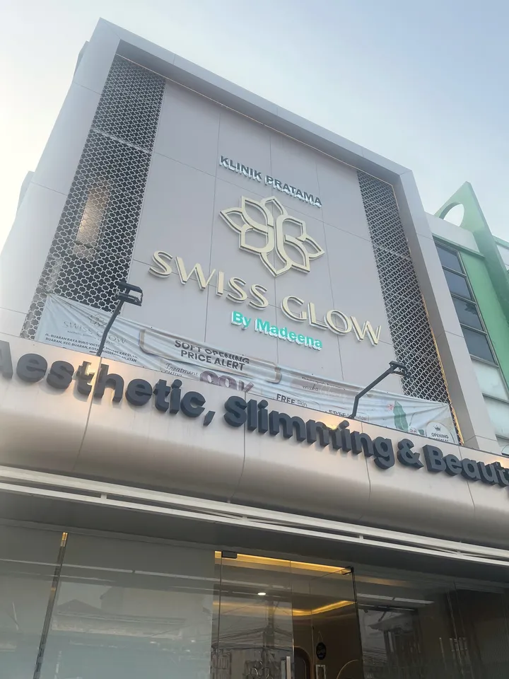 Fasad gedung Klinik Pratama Swiss Glow dengan tulisan Aesthetic, Slimming & Beauty Center