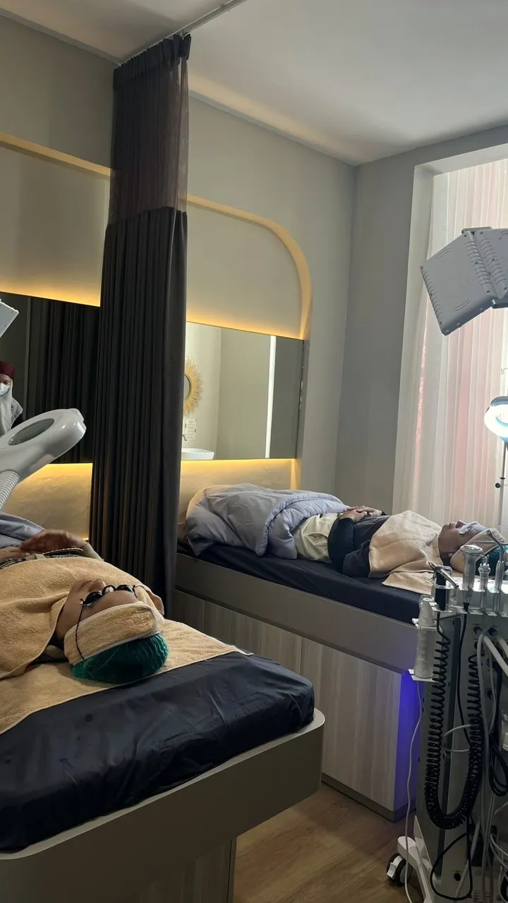Pasien berbaring dengan penutup mata di ruang facial dengan cermin arch