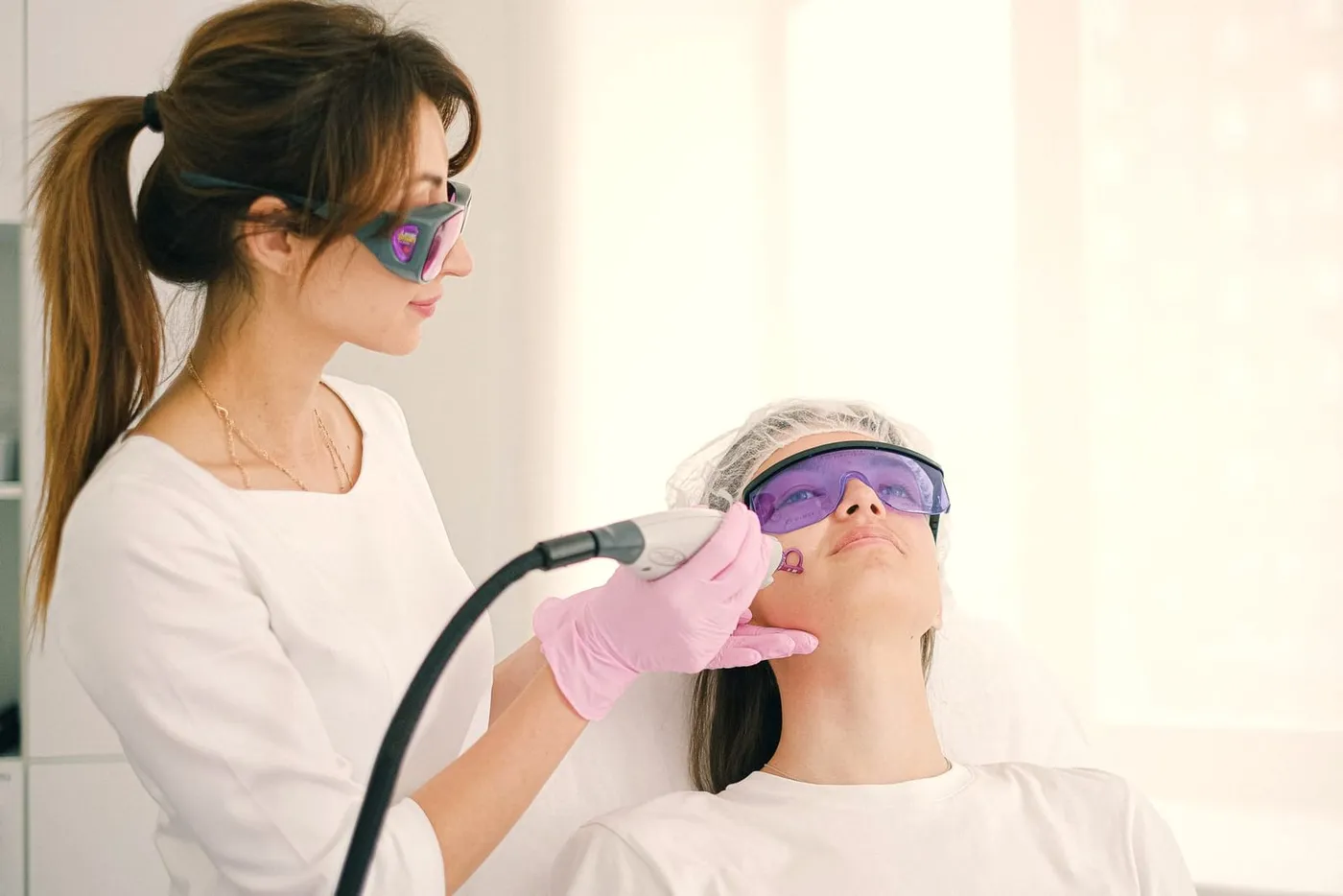 Tindakan laser wajah oleh tenaga medis