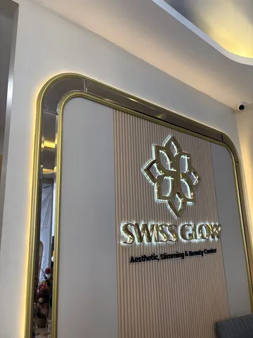 Logo Swiss Glow emas backlit berbingkai lengkung emas