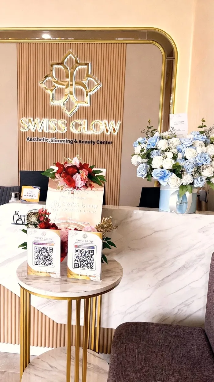 Meja resepsionis Swiss Glow dengan rangkaian bunga