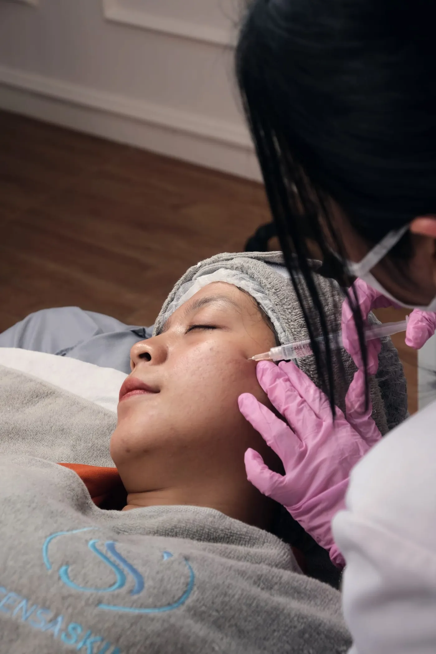 Dokter memberikan skinbooster pada kulit wajah pasien