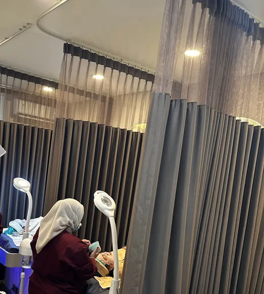 Beautician mengerjakan perawatan wajah di ruang treatment