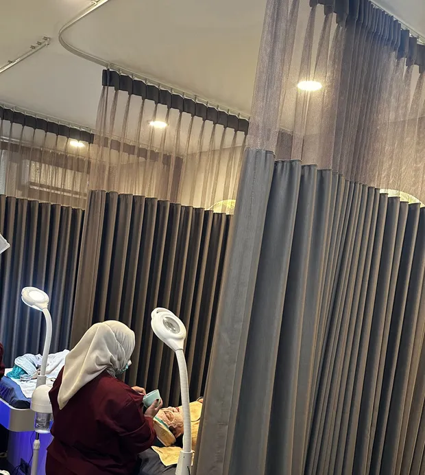 Ruang treatment Swiss Glow dengan bilik bertirai